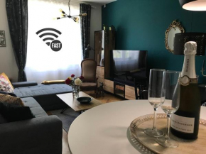 S8 Luxury 2 Room Apt OldTown - Foodstore, PCscreen, Netflix, Unlim Music, FastWifi, Crib, BabyChair
